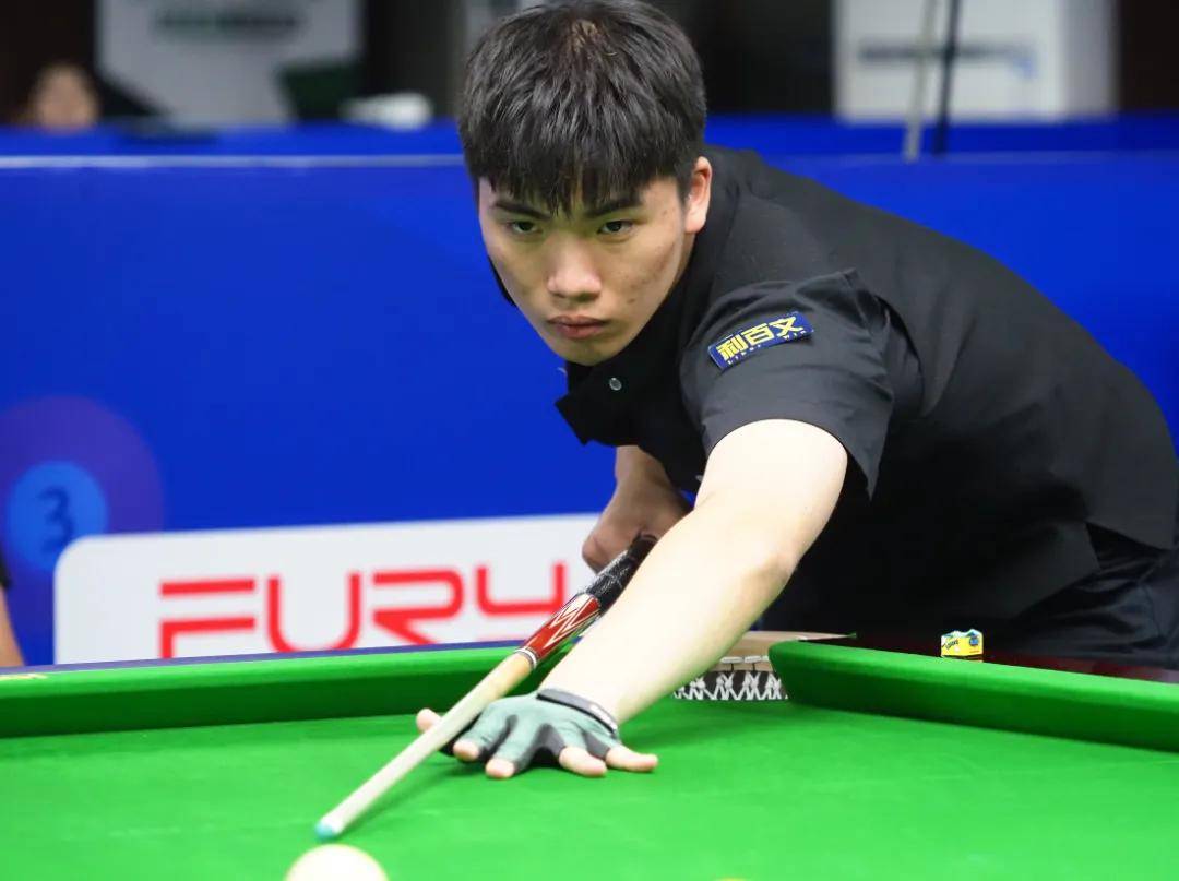 中的凝视更 中的凝视更